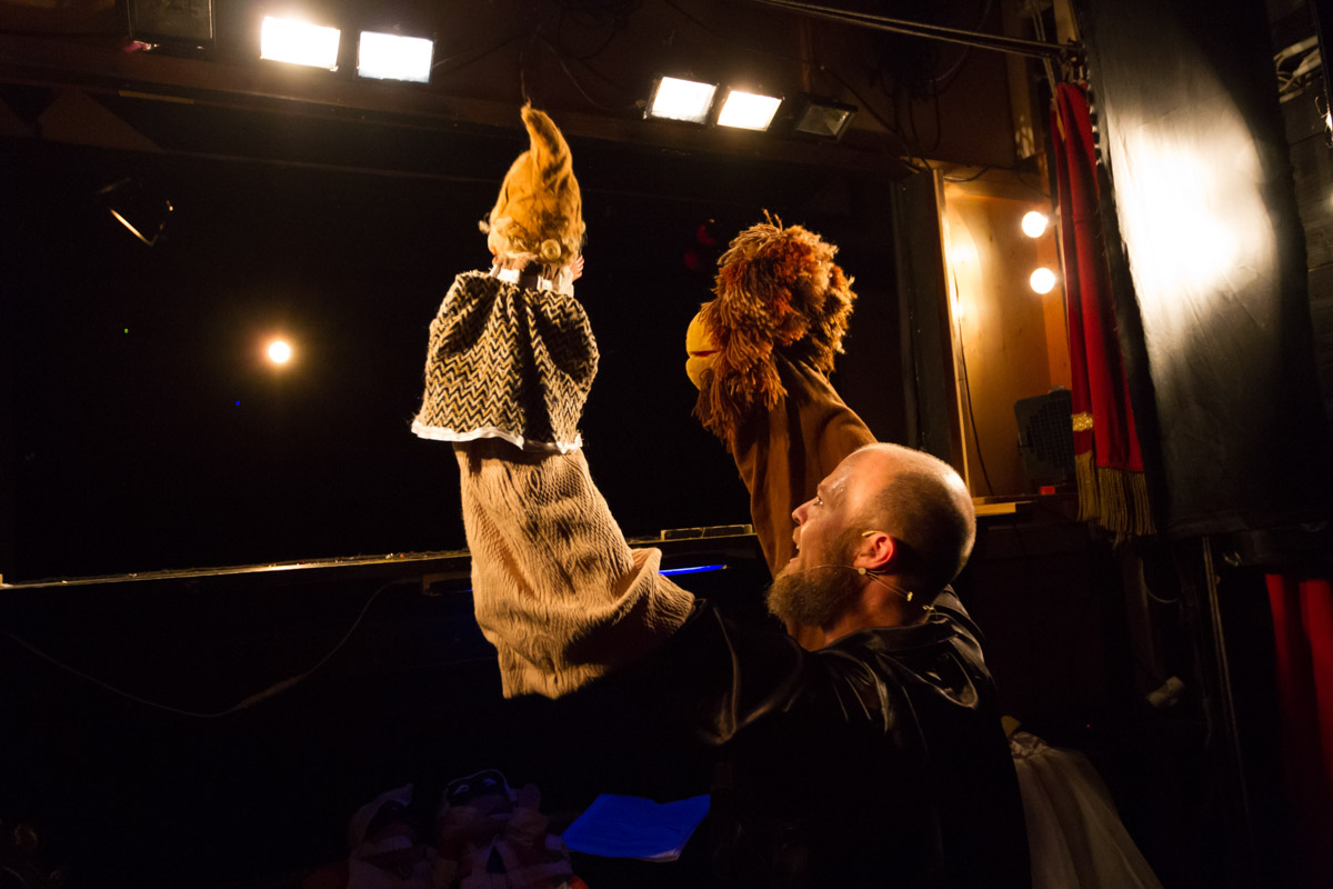 Burattini animati dietro il boccascena. Teatro San Carlino, il teatro dei bambini di Roma